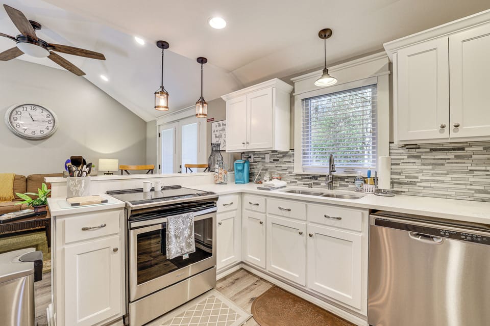 Property Interior | Central A/C & Heating | Free WiFi