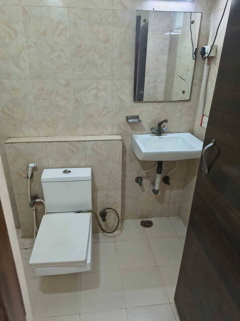 Classic Double Room | Bathroom | Shower, free toiletries, towels, soap