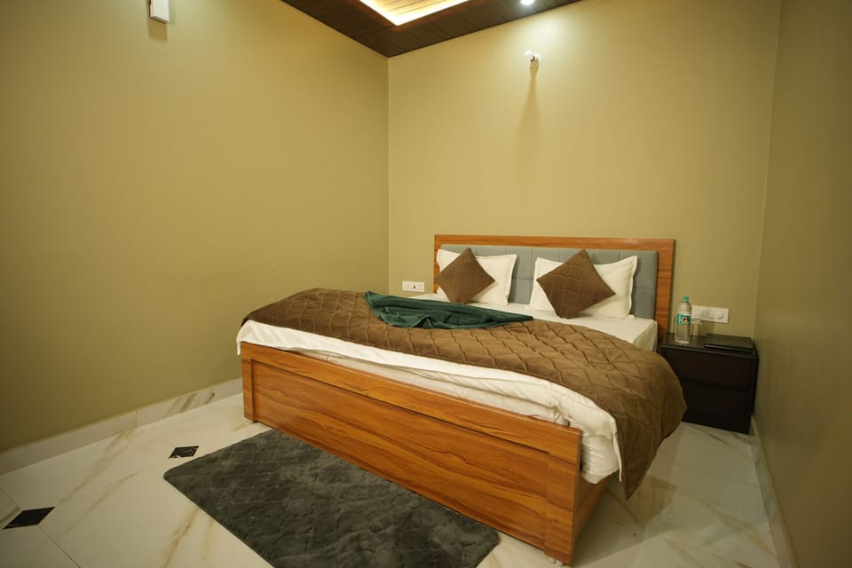 Deluxe Room | Iron/ironing board, free WiFi