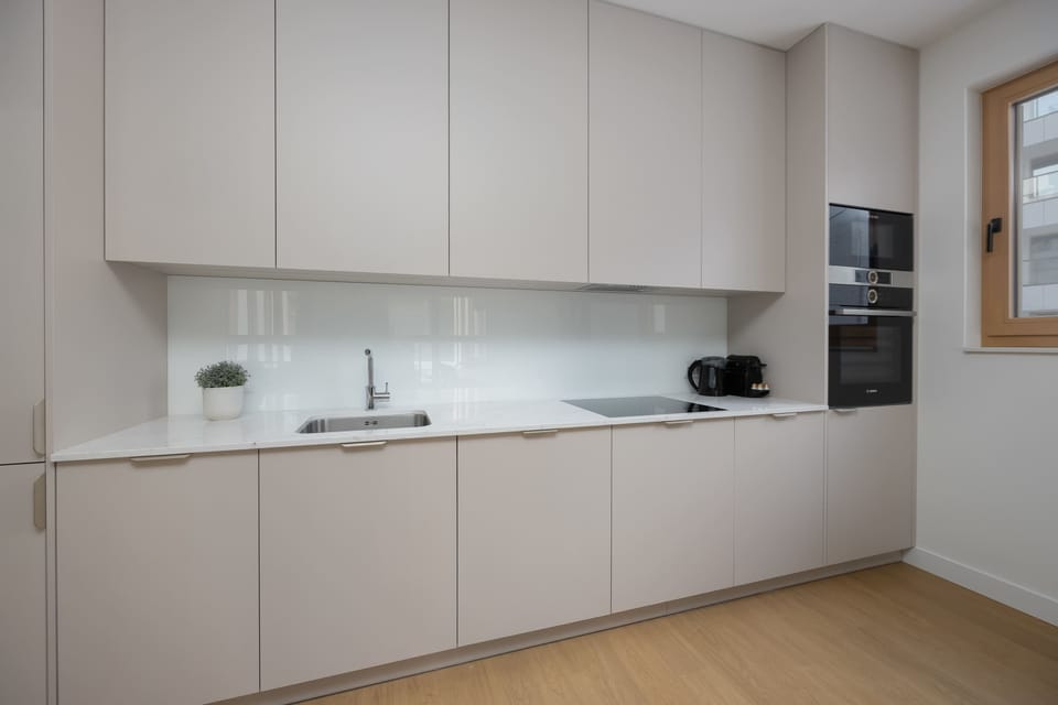 Fully equipped kitchen with modern appliances.