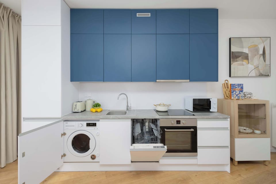 Fully equipped kitchen with oven and dishwasher.