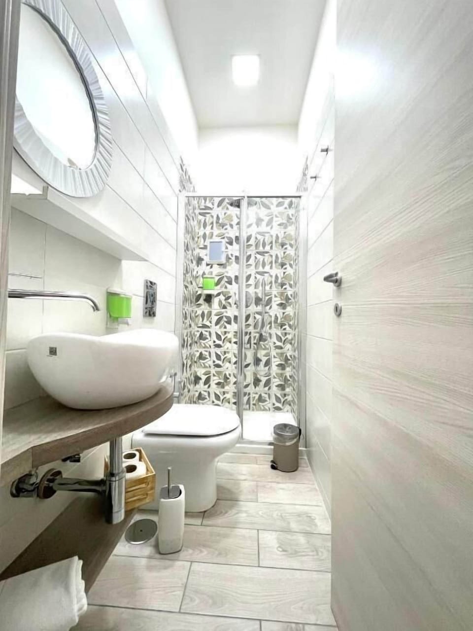 Economy Twin Room | Bathroom | Shower, free toiletries, hair dryer, bathrobes