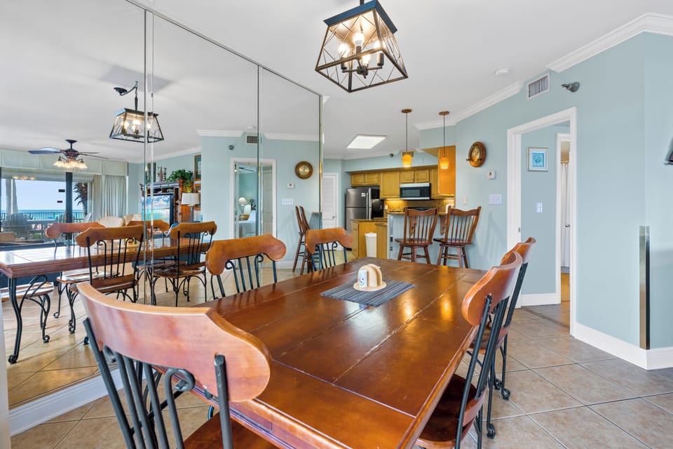Signature Condo, 3 Bedrooms, Hot Tub, Beach View | In-room dining