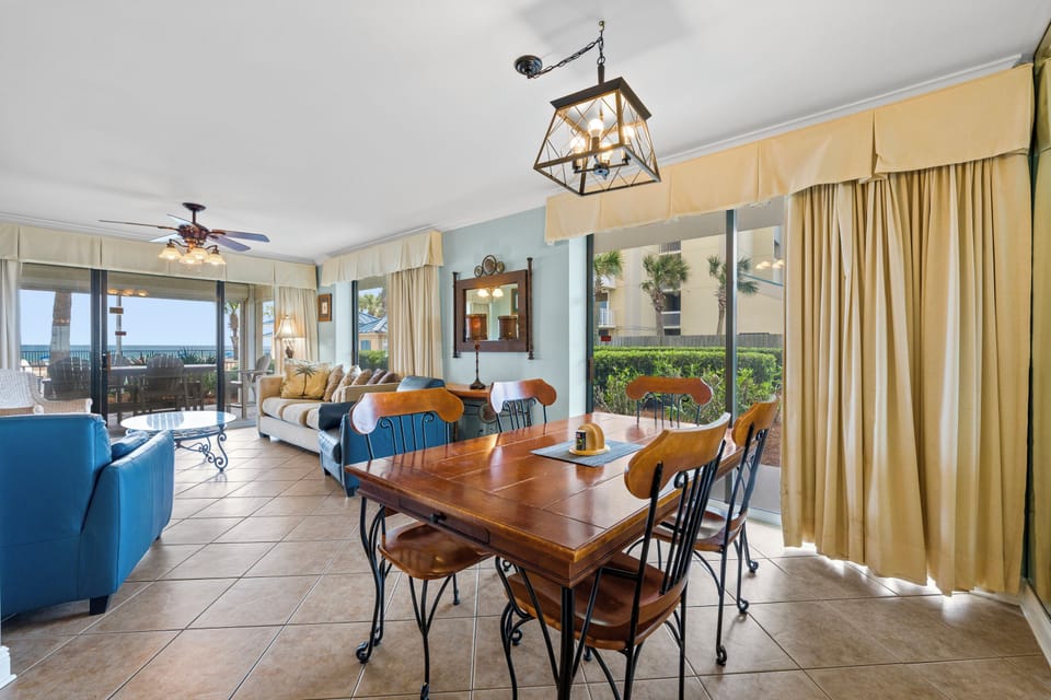Signature Condo, 3 Bedrooms, Hot Tub, Beach View | In-room dining