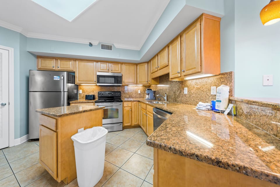 Signature Condo, 3 Bedrooms, Hot Tub, Beach View | Private kitchen | Fridge, microwave, oven, stovetop