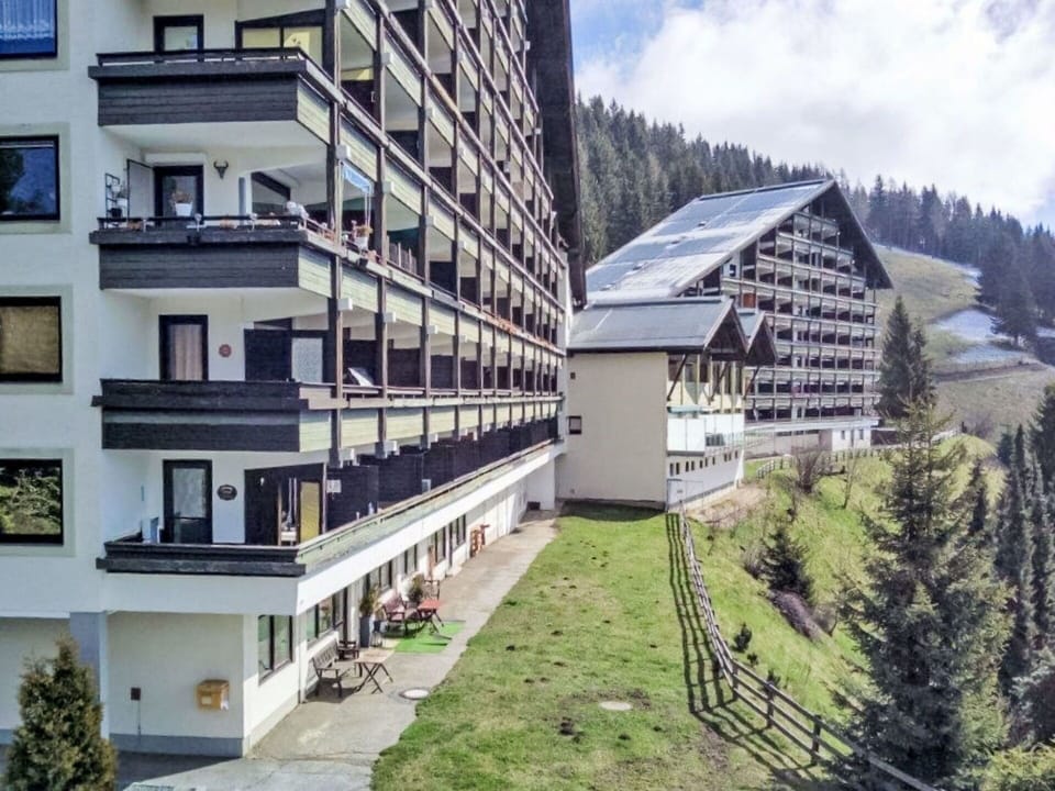 Larch, Hotel