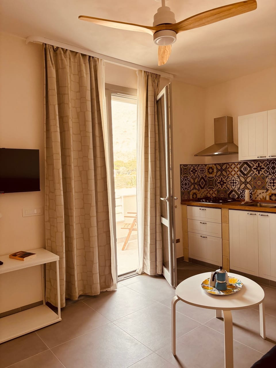 Appartamento con 1 Camera da Letto, Vista Mare e Terrazza_11 | Private kitchen | Espresso maker, coffee/tea maker