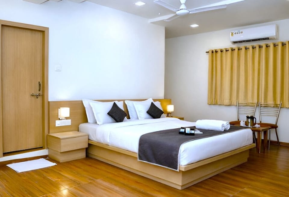 Business Class Room | Individually decorated, desk, laptop workspace, soundproofing