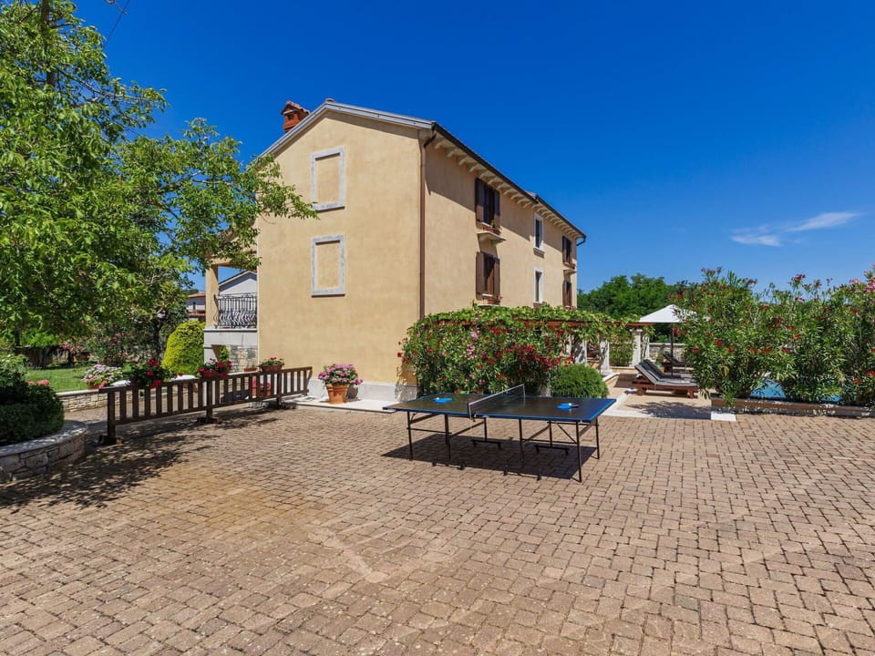 Shrub, Residential Area, Garden, Shade, Estate, Yard, Landscaping, Balcony, Villa