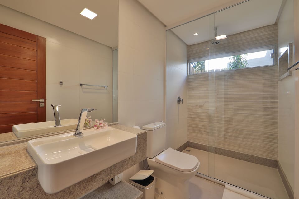 Grand Suíte Jardim com Piscina Privativa | Bathroom | Free toiletries, hair dryer, towels