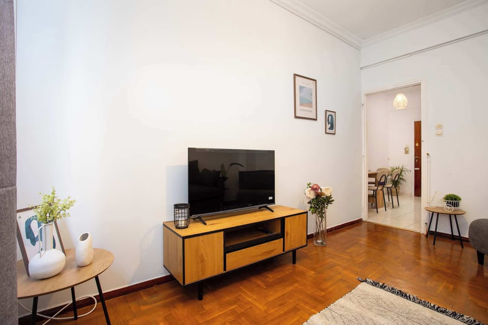 Alternate angle showing TV area and layout. Easy access to bedroom, dining area and kitchen.