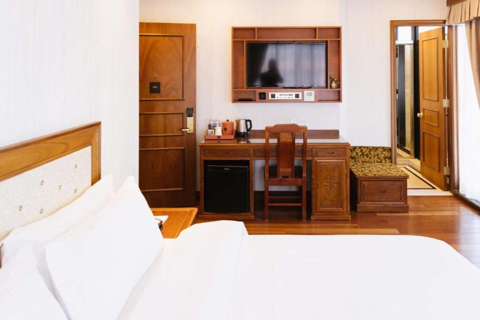 Deluxe King Room.