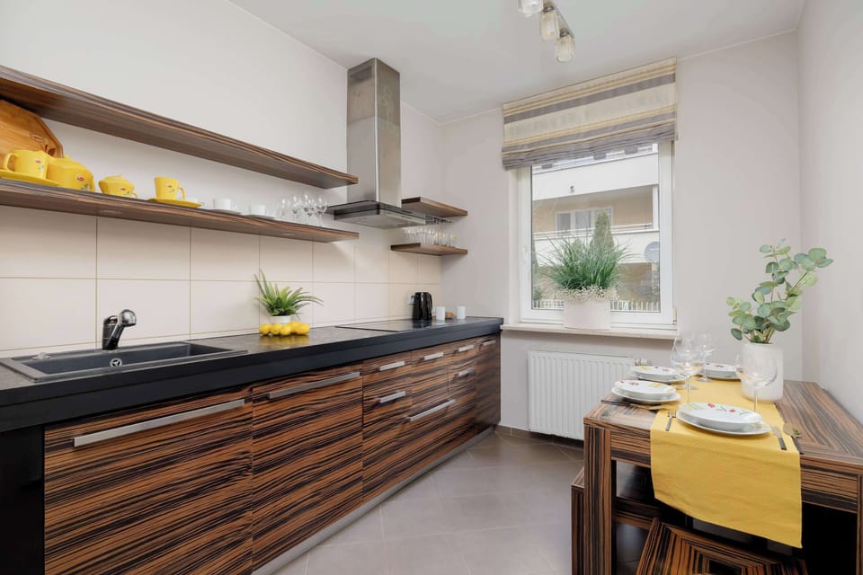 Kitchen details and decor – Warm wood tones and modern appliances.