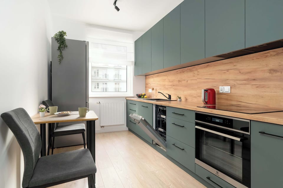 Fully equipped kitchen with oven, stove and wooden countertop
