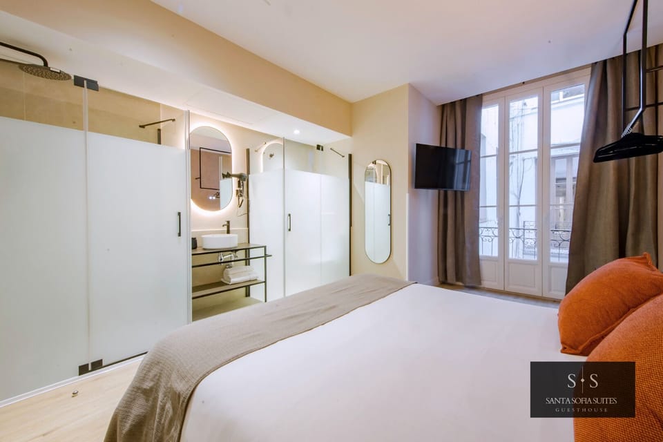 Superior Double Room, Balcony, Courtyard View | Free WiFi, bed sheets