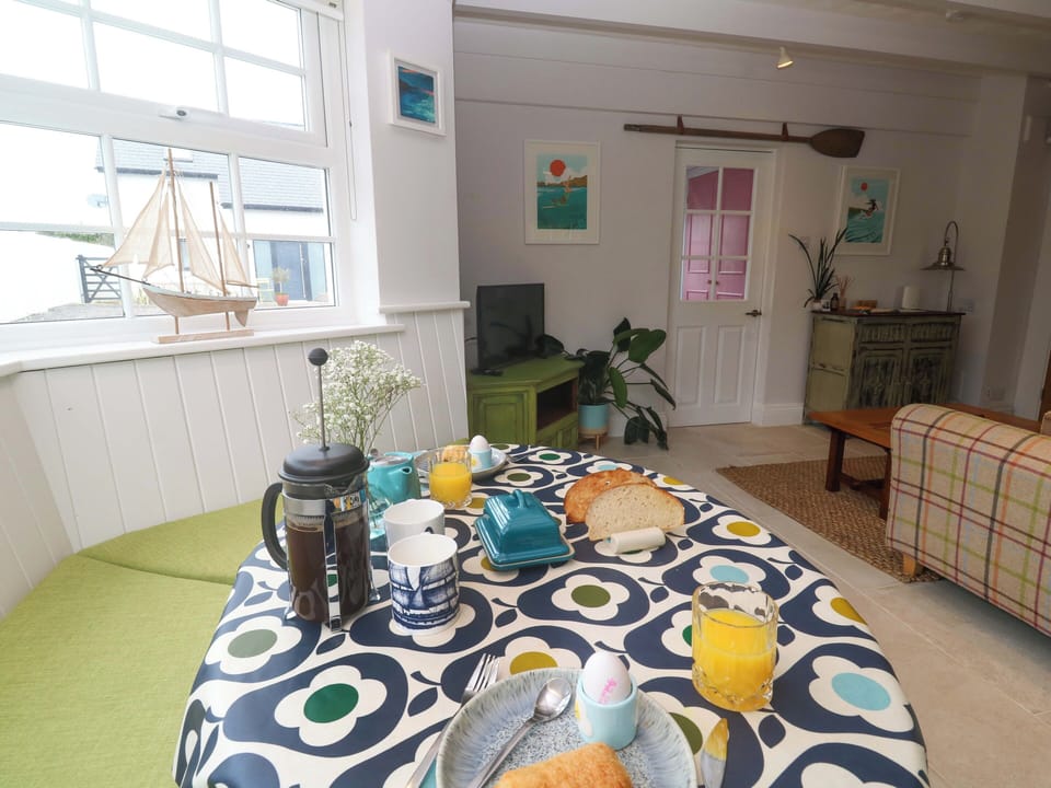 Cottage | Dining