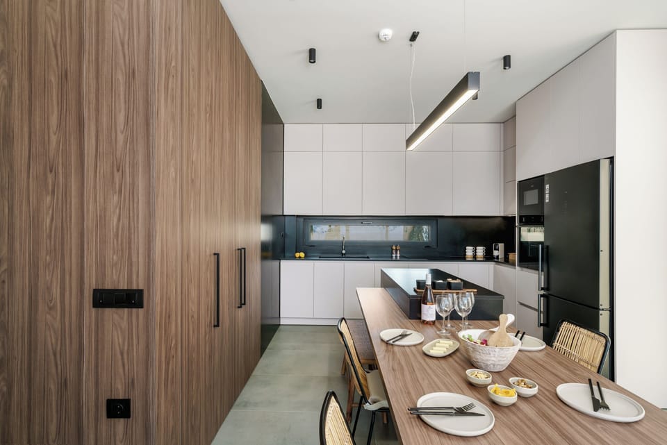 Modern fully equipped kitchen with dining area