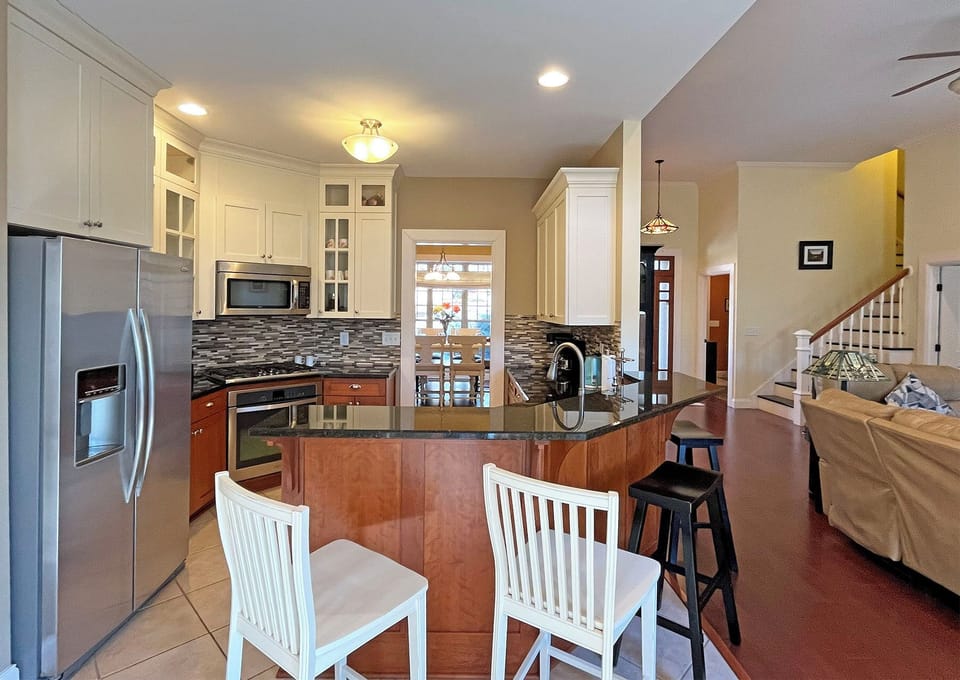 Kitchen has stainless steel appliances, plenty of countertop workspace, 4 additional dining seats at the breakfast bar