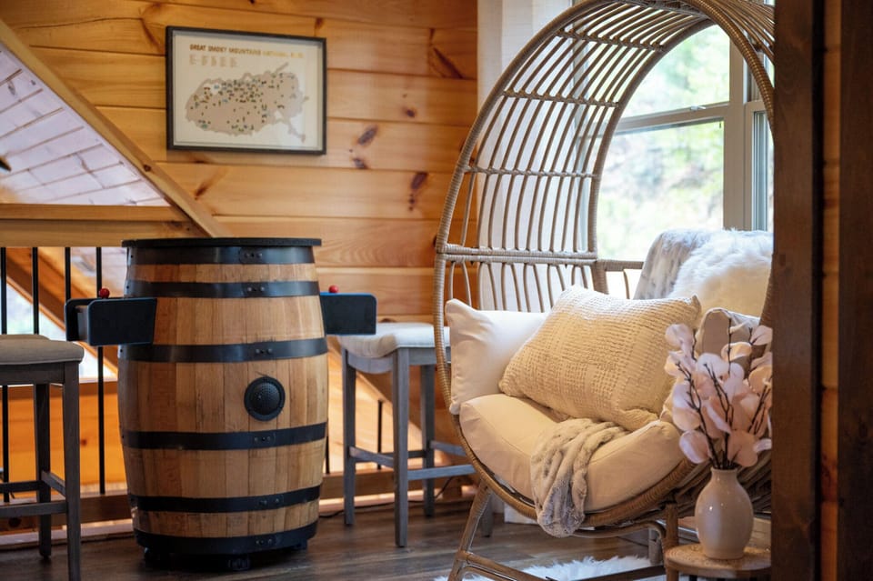 Everyone will have fun playing on the barrel-style 2-seater arcade machine with 50+ games in the loft.