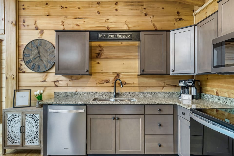 Head over into the kitchen to be greeted by a modern beautiful space, with granite counters and modern stainless steel appliances ready for all your culinary skills