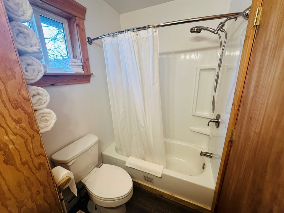 Cabin, Multiple Beds | Bathroom | Combined shower/tub, hair dryer
