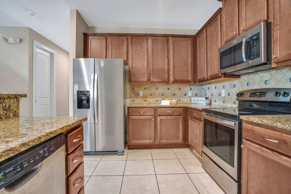Well-equipped kitchen w/ stainless steel appliances, granite counters & ample cabinet space