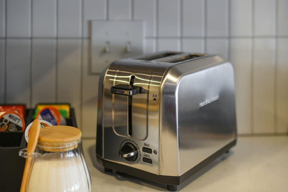 Make your morning easy with toaster and coffee bar combo. ☀️