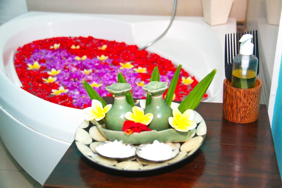 Couples treatment rooms, hot tub, body treatments, aromatherapy