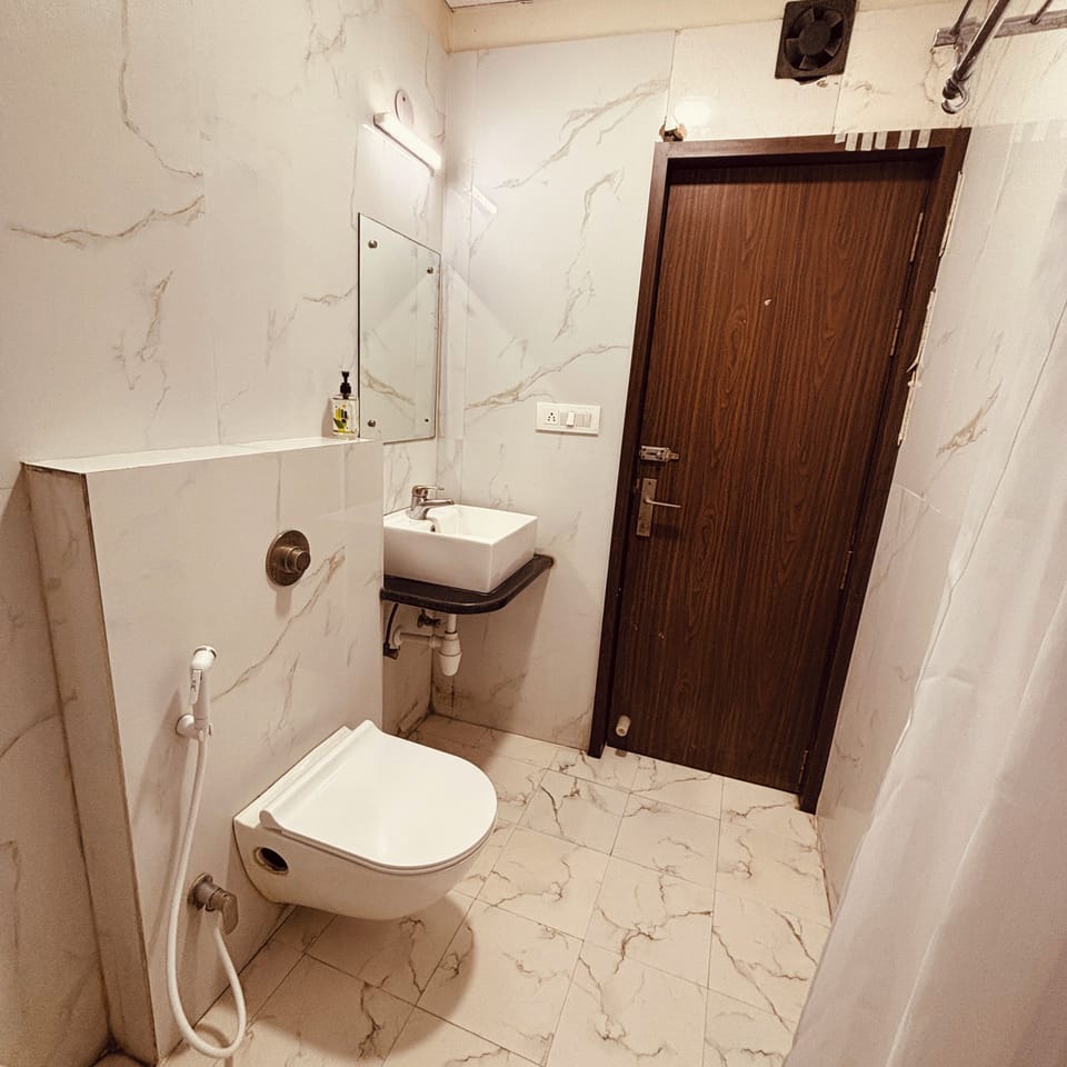 Deluxe Room | Bathroom | Shower, free toiletries, towels, soap