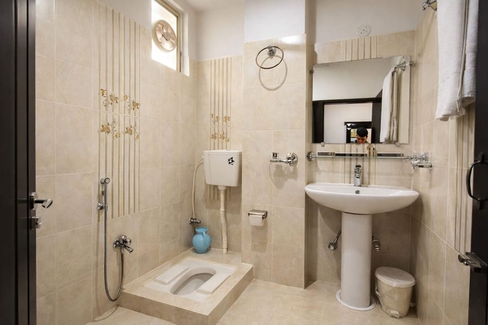 Standard Double or Twin Room, 2 Twin Beds | Bathroom | Shower, free toiletries, towels, soap
