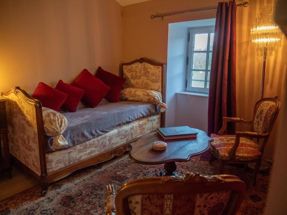 Luxury Suite, Garden View | Living area | TV