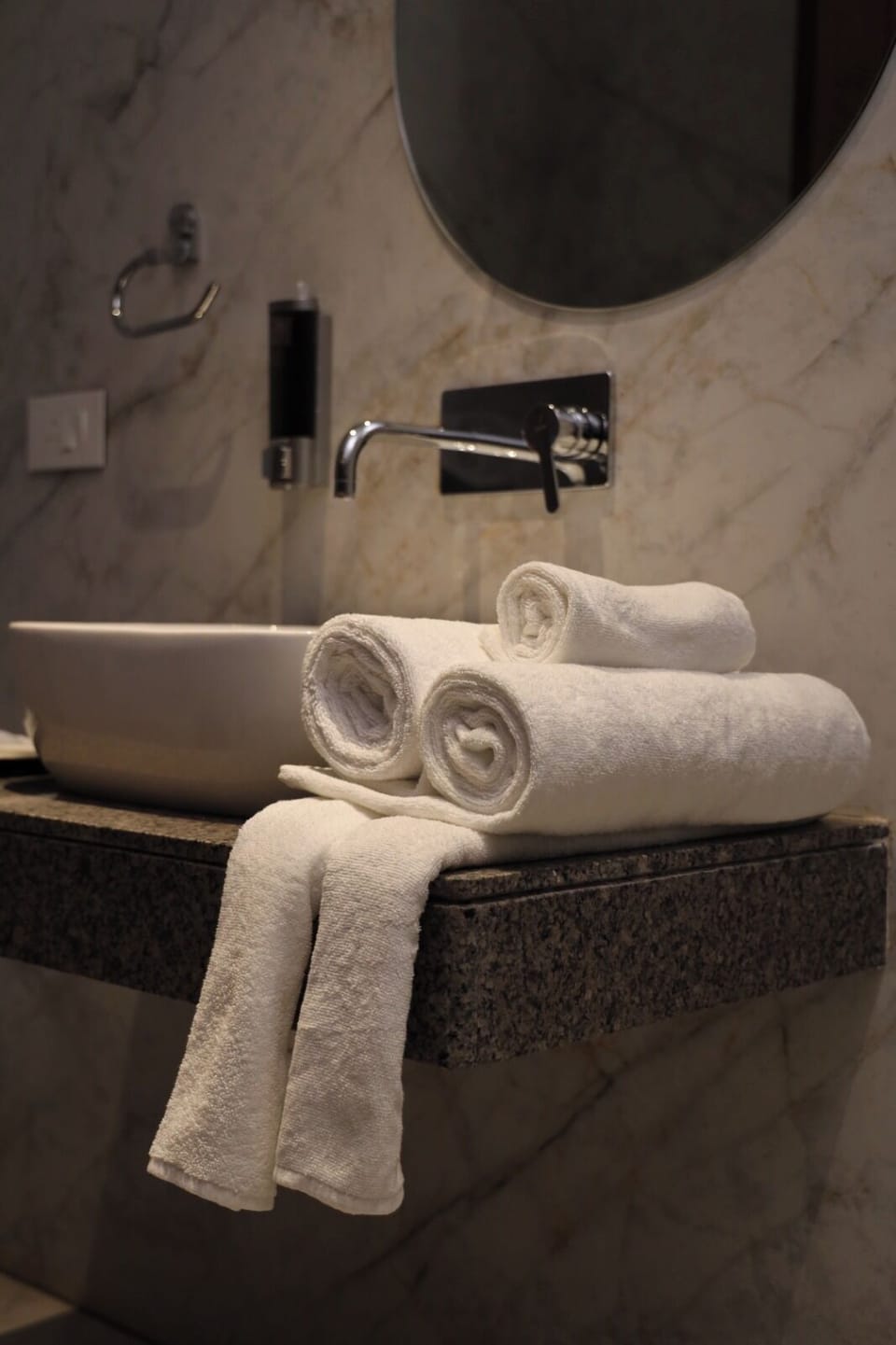 Deluxe Room | Bathroom | Shower, towels, soap, shampoo