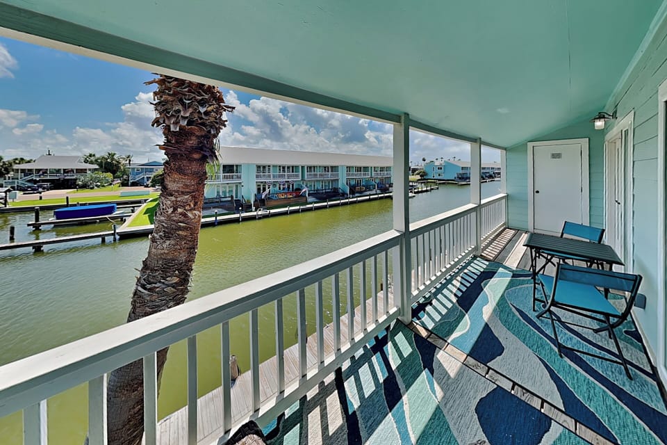 Condo (2 Bedrooms) | Front of property