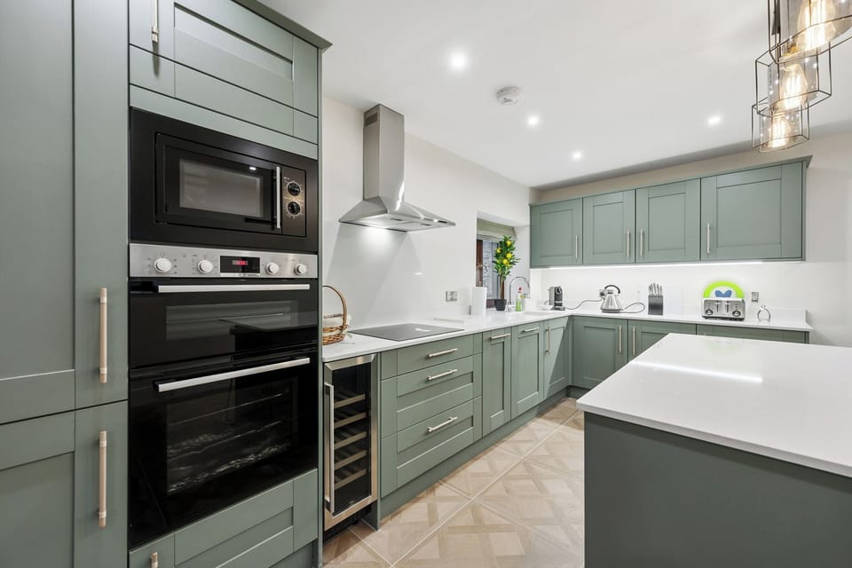 Cottage | Private kitchen | Dishwasher, cookware/dishes/utensils