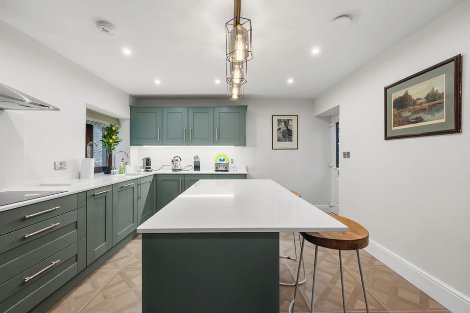 Cottage | Private kitchen | Dishwasher, cookware/dishes/utensils
