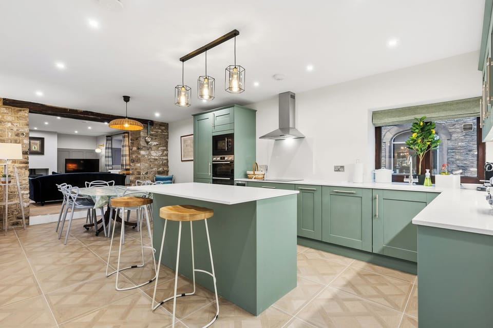 Cottage | Private kitchen | Dishwasher, cookware/dishes/utensils