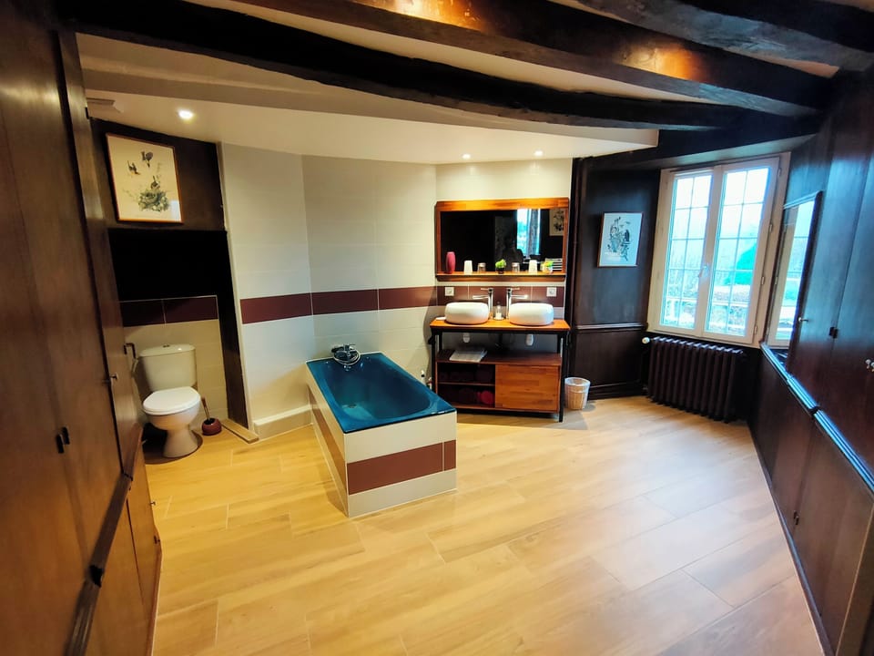 Deluxe Triple Room, Garden View | Bathroom | Hair dryer, towels, soap, toilet paper