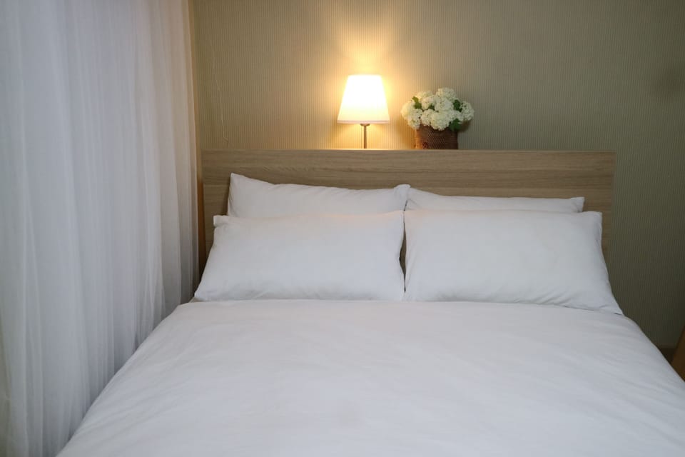 Twin Room | Premium bedding, down comforters, in-room safe, desk