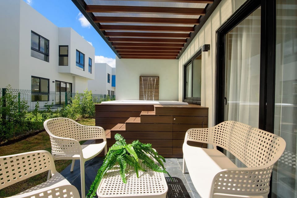 Balcony / Terrace,Hot Tub,BBQ facilities
