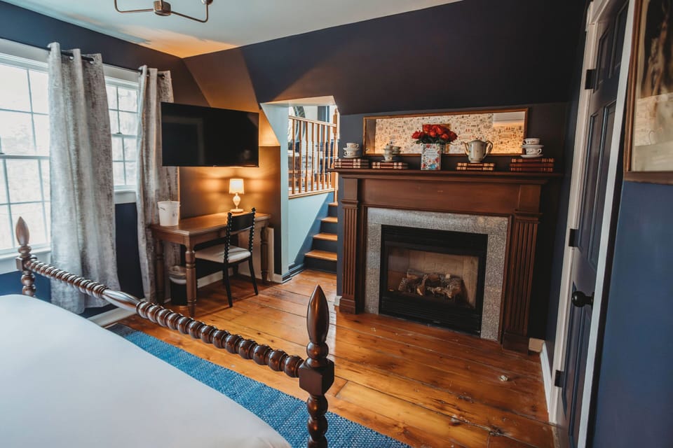 Premium Loft, 1 King Bed | Individually decorated, individually furnished, blackout drapes