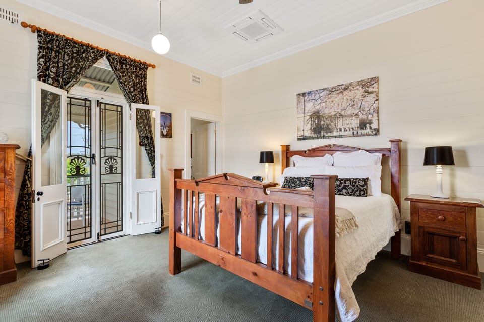 Deluxe Double Room (London) | Premium bedding, iron/ironing board (on request), individually decorated