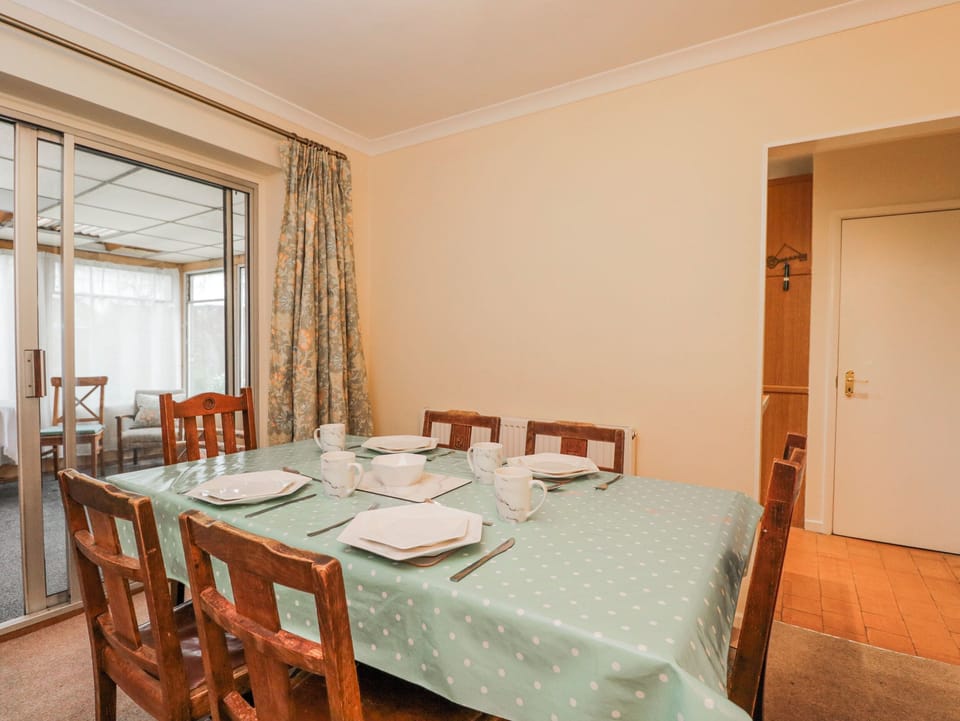 Cottage | Dining
