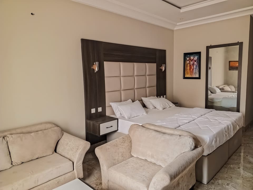 Family Apartment | In-room safe, desk, laptop workspace, free WiFi