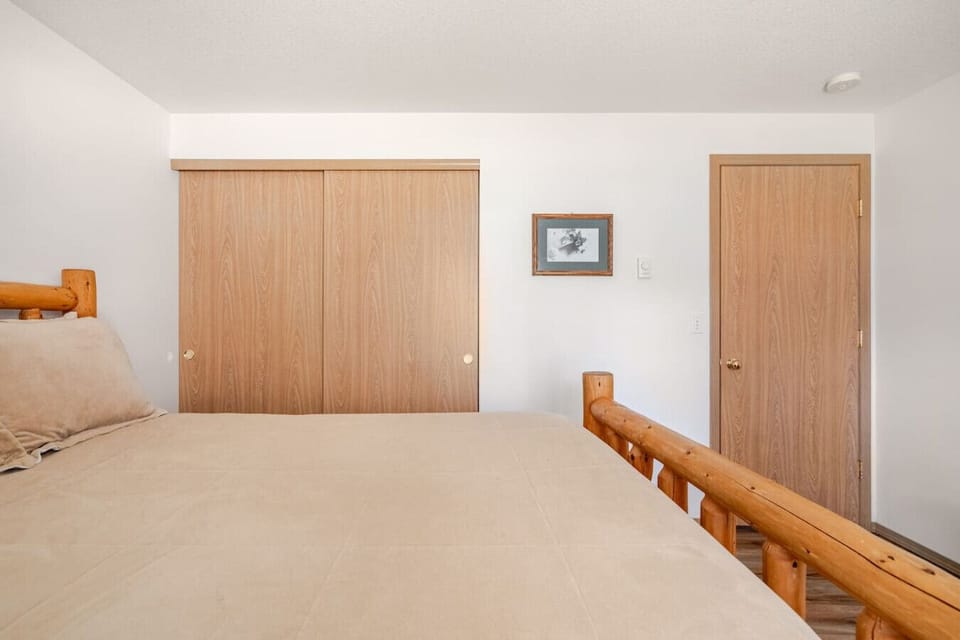 Bedroom3 - Pine Queen Bed