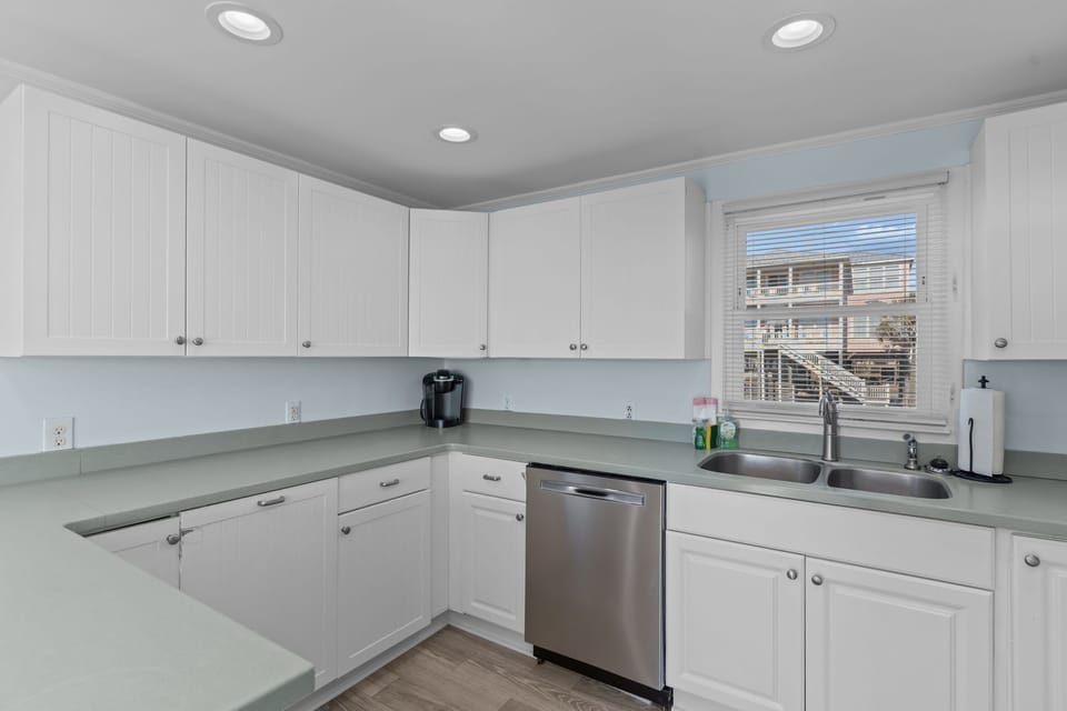 Fully Equipped Kitchen w/ Appliances, Cooking Utensils, Oven, Microwave, Stove, Sink, Breakfast Bar, and Much More