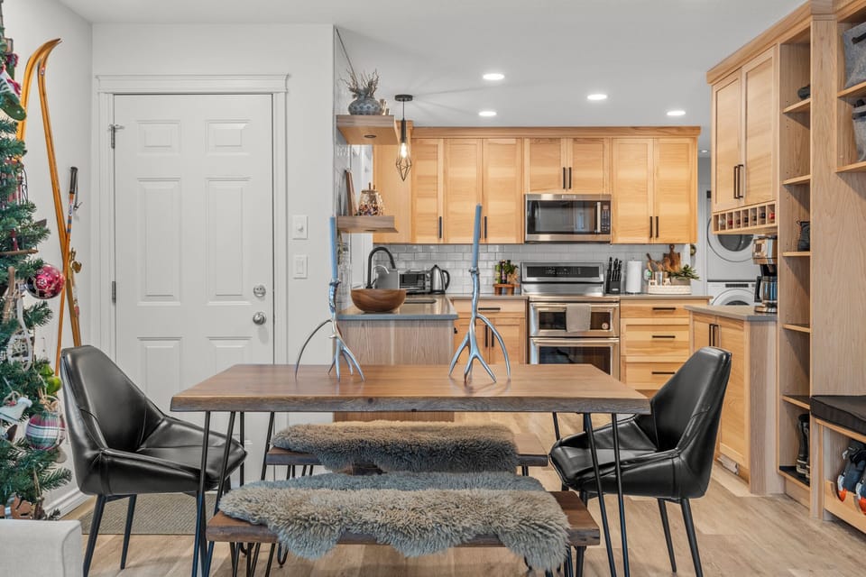 Dining Table & Kitchen 