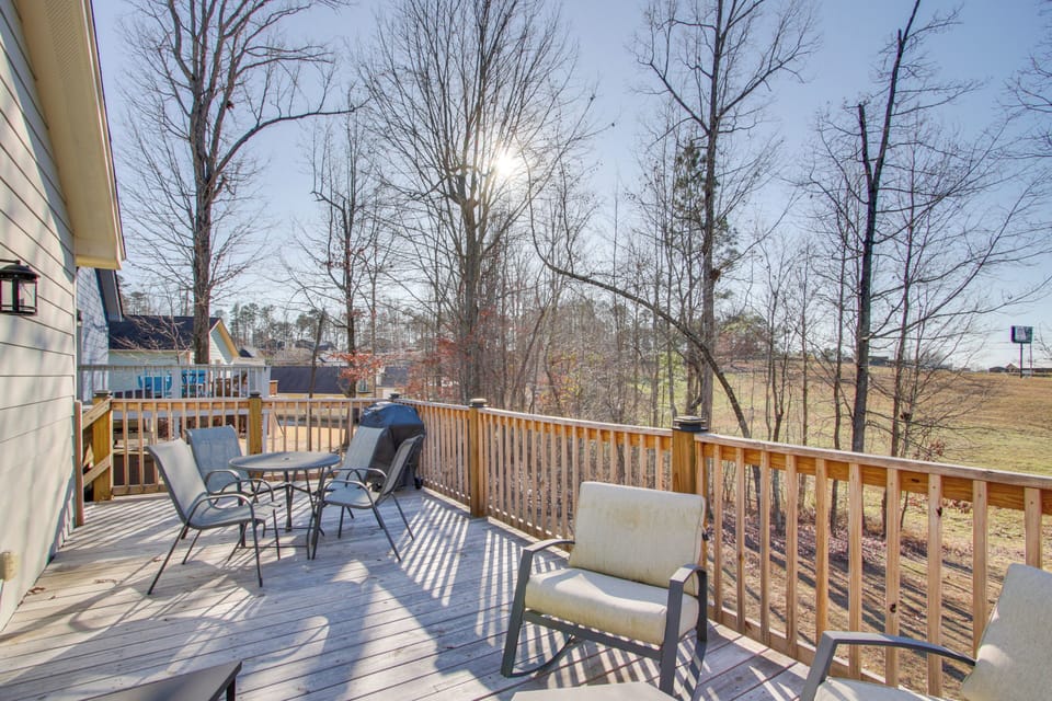 Counce Vacation Rental | 3BR | 2BA | 1,500 Sq Ft | 1 Small Step Required