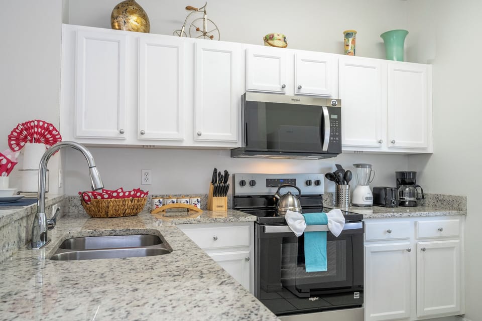 Premium Townhome, 3 Bedrooms | Private kitchen | Microwave, oven, stovetop, dishwasher