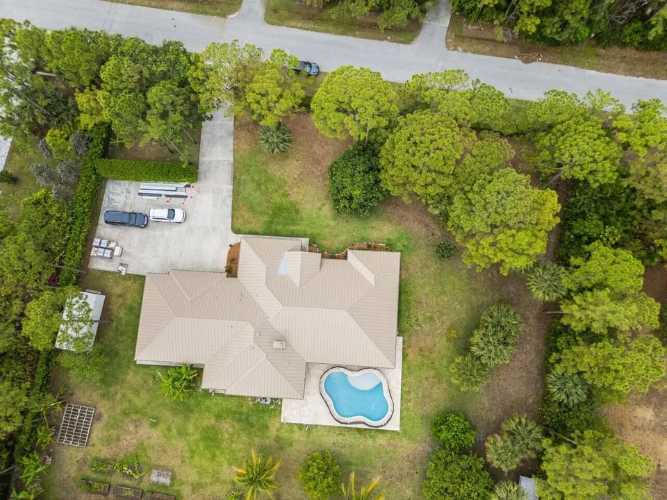 Rare 1-acre private estate in Palm Beach Gardens