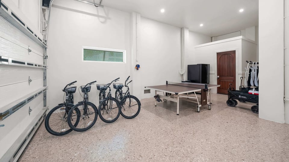 Garage - Bikes - Ping Pong Table - Beach Equipment
